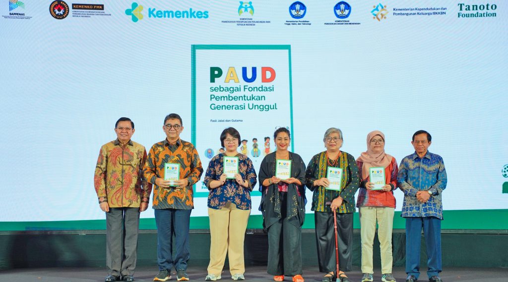 Buku “PAUD sebagai Fondasi Pembentukan Generasi Unggul” Diluncurkan pada Simposium Internasional ECED 2025